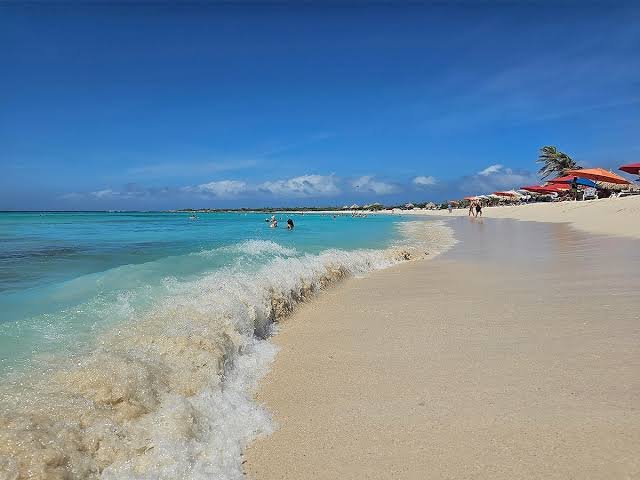 White sand and clear turquoise water at Arashi Beach in Aruba